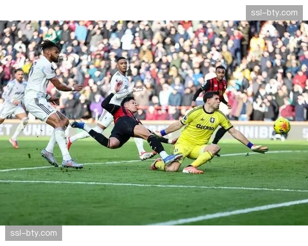 曼联边后卫助攻后回防不及时 伯恩茅斯快速转移利用宽度